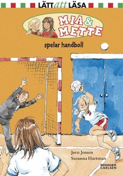Mia och Mette spelar handboll