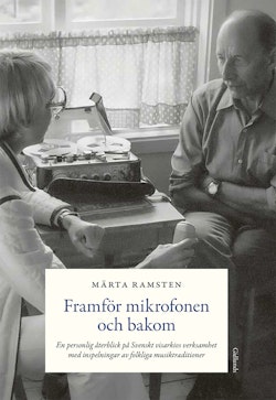 Framför mikrofonen och bakom : en personlig återblick på Svenskt visarkivs verksamhet med inspelningar av folkliga musiktraditioner